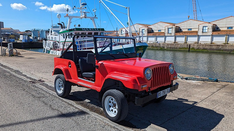 Jeep Dallas rouge au port de l'île d'Yeu