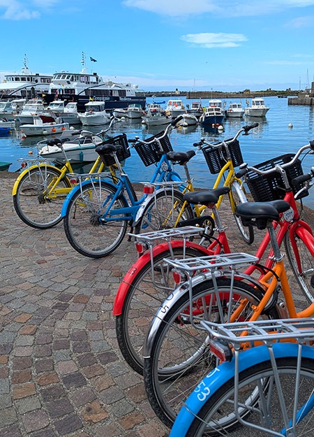Vélos devant l'agence L'Auto Bécane au port